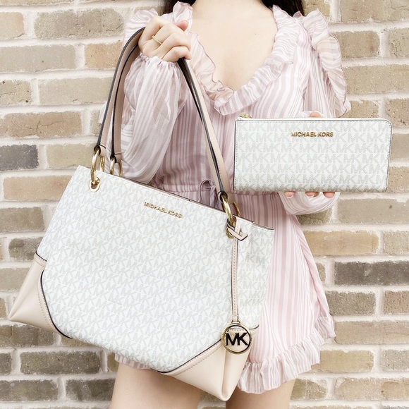 Michael Kors Handbags - Gaby’sBags💕Michael Kors Tote& Wallet SET NWT